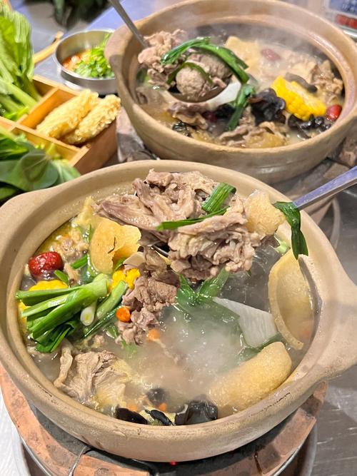 今天可厉害了，野外露营涮火锅吃，一斤羊肉没吃饱，喝小酒真美！