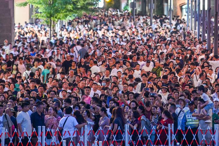 人山人海!上海机场游客爆满，单日12万客流量，韩国游客成主力军