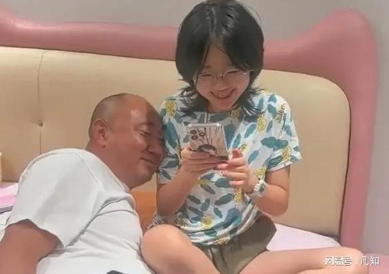 山东父亲喝醉后进女儿房间！转账给她消费，网友神评论：女大避父
