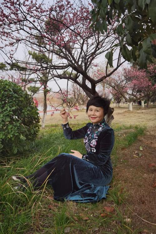 山东旗袍大妈为了拍“美”照 牡丹园踩花掐花引众怒：照美心丑
