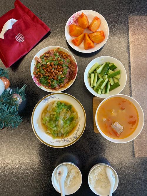 两夫妻记录日常生活，买两份盒饭到树林里面吃，吃得很饱