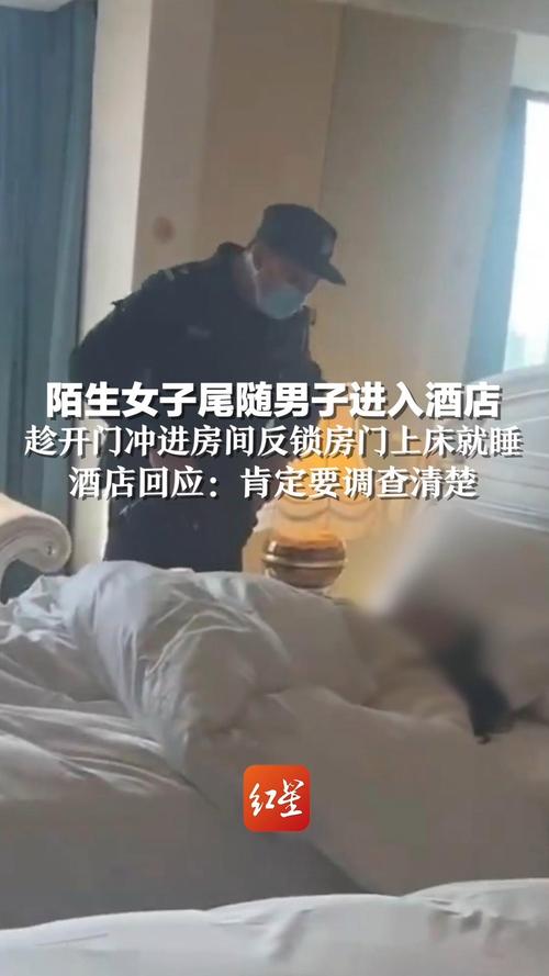 女子上厕所遭陌生男子闯入反锁：麻将馆内多人合力，破门将其解救