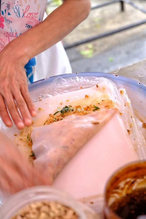 云南小学门口3元“烧肉”卷粉，鲜肉烧成渣，拌着吃卷着吃都好好