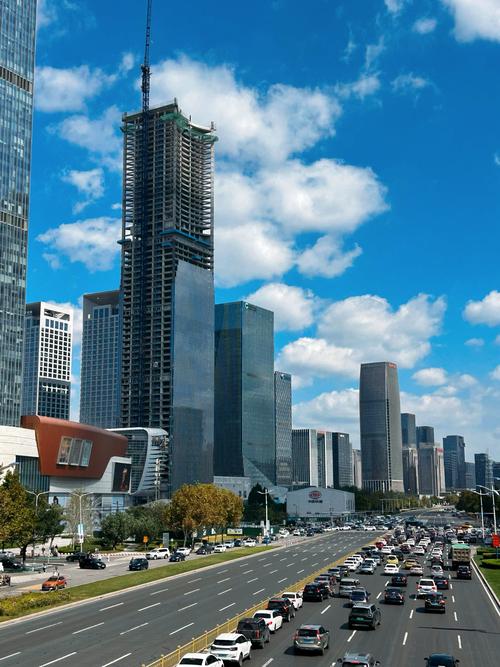 “泉城蓝”上线！济南中央商务区碧空下气势如虹