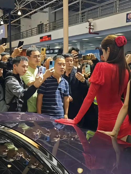 帮我看下这是谁，上海车展好多人围着