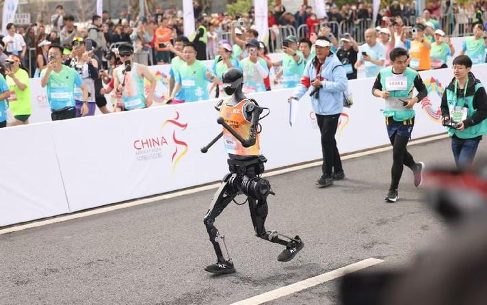 市场价108万！世界首个机器人半马冠军“天工”将于京东拍卖1元起拍